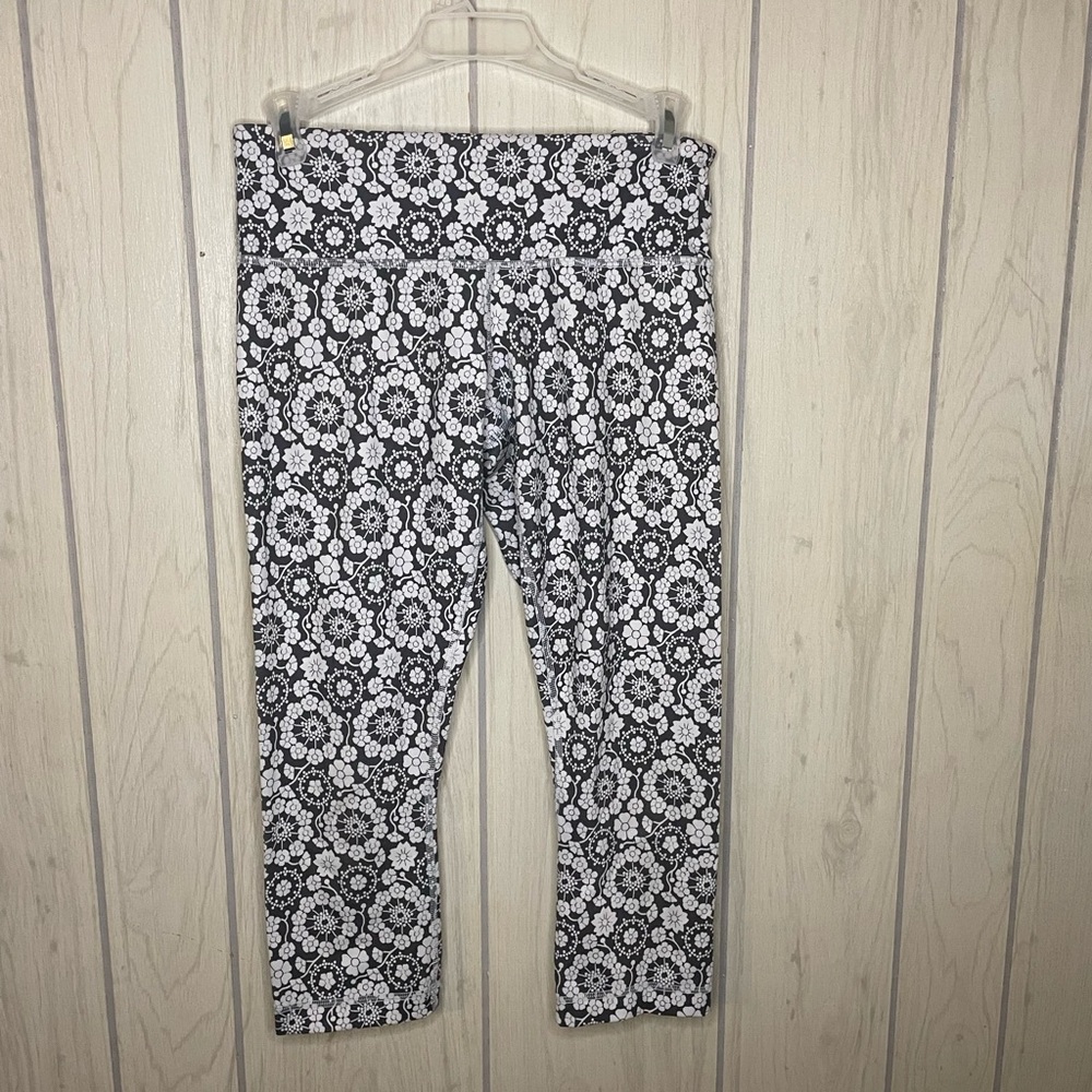 Lululemon Black and White Floral Patterned  Capri Leggings